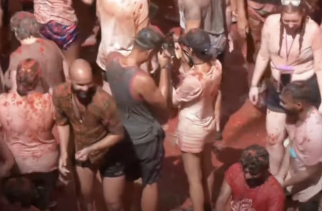 V španielskom meste Buňol sa do La Tomatina zapojilo 20-tisíc nadšencov, počas bitky spotrebovali 130 ton paradajok (video)