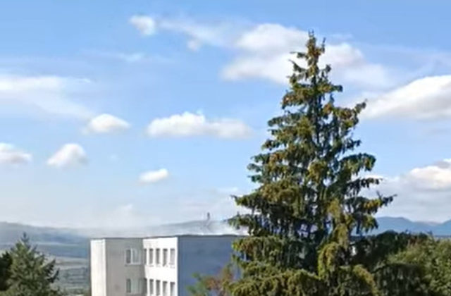 Hasiči zasahujú pri požiari bytu vo Vranove nad Topľou, evakuovať museli aj vyše desiatku ľudí (video)
