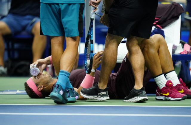 Nadal si rozbil nos vlastnou raketou, jeho tvár zaliala krv a krútila sa mu hlava (video)