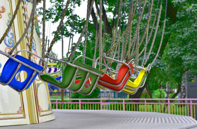 Počas slávností v českom Havířove sa na kolotoči odtrhli sedačky, 12 ľudí sa zranilo, prevažne deti