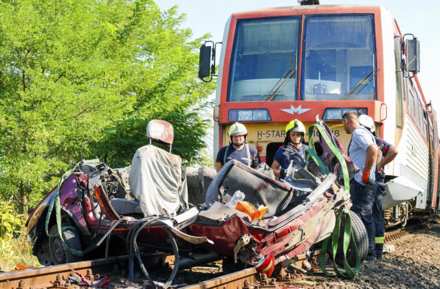 Tragická nehoda na juhu Maďarska má sedem mŕtvych, z auta po zrážke s vlakom veľa neostalo (foto)