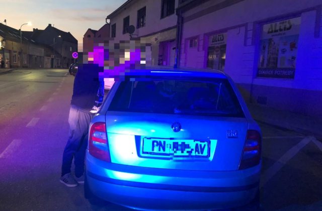 Kreatívny šofér si ešpézetky vyrobil z kartónu. Nebola to však jediná vec, ktorá mužovi a autu chýbala (foto)