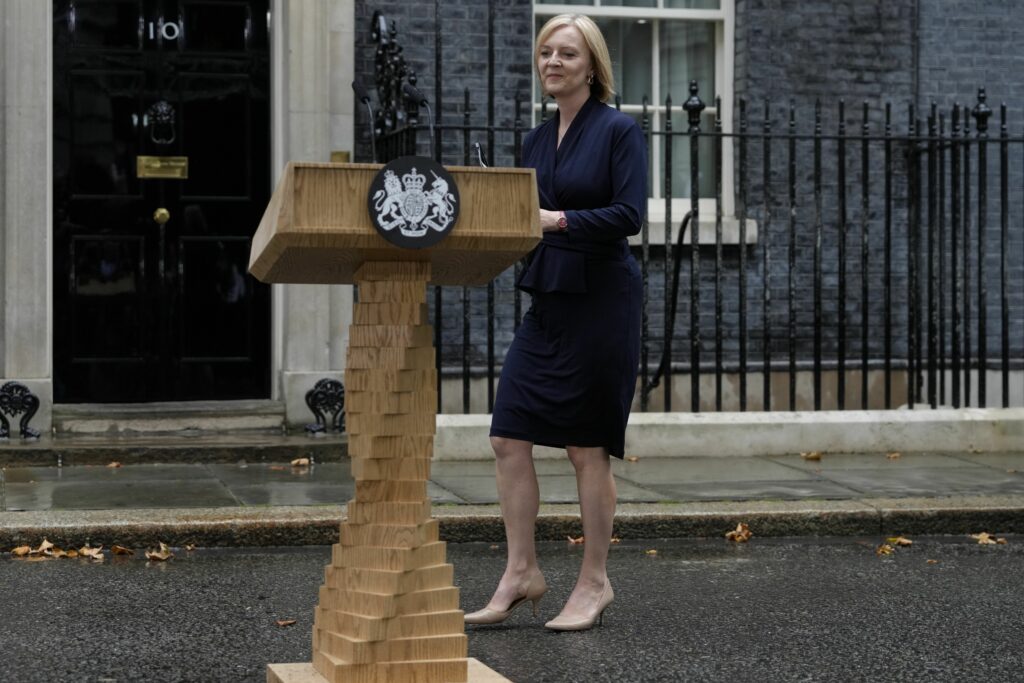 Britská premiérka Trussová urobila veľké zmeny v kabinete, kľúčové posty obsadila dôležitými spojencami