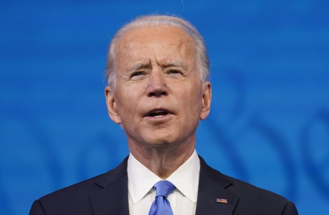 Biden schválil ďalšiu vojenskú pomoc Ukrajine za milióny dolárov, krajine dodajú húfnice či obrnené sanitky