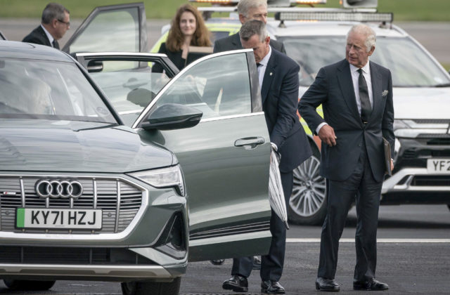 Karol III. bude v sobotu oficiálne vyhlásený za kráľa a obdobie smútku za kráľovnou Alžbetou II. potrvá dlhšie (foto)