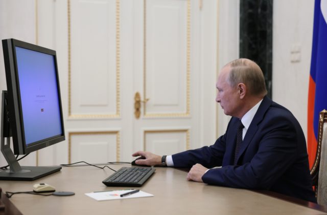 V Rusku sa začali regionálne a komunálne voľby, mnohým opozičným politikom však bola zakázaná účasť