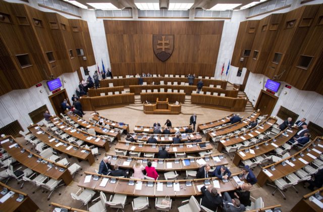 Kollár neotvoril schôdzu Národnej rady ani na druhý pokus, rokovanie sa odkladá