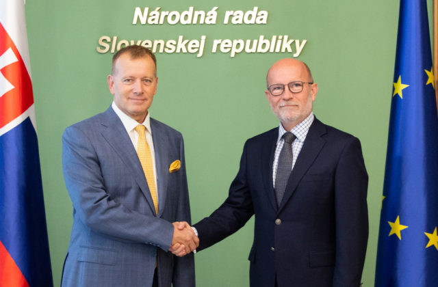 Slovensko je podľa Káčera jednou z posledných štyroch krajín, ktorá neodobrila vstup Fínska a Švédska do NATO