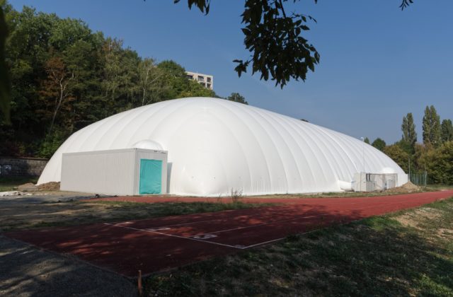 Dve nafukovacie haly vyrastajú v Košiciach, ich cena je viac ako 2 milióny eur