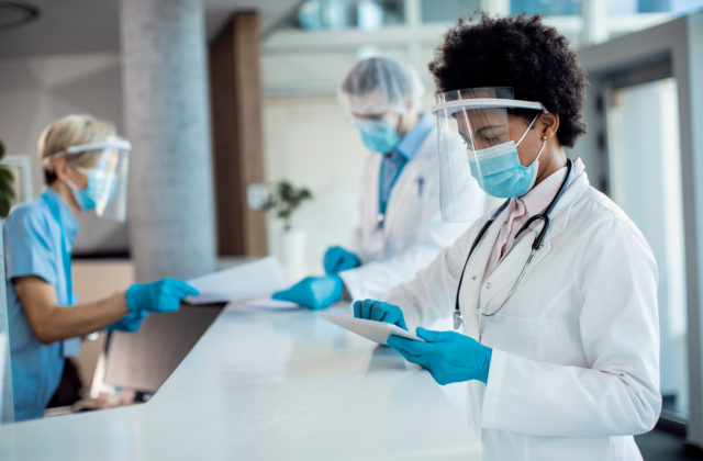 Slovenskí vedci vydali publikáciu mapujúcu dôsledky a prežívanie pandémie na Slovensku