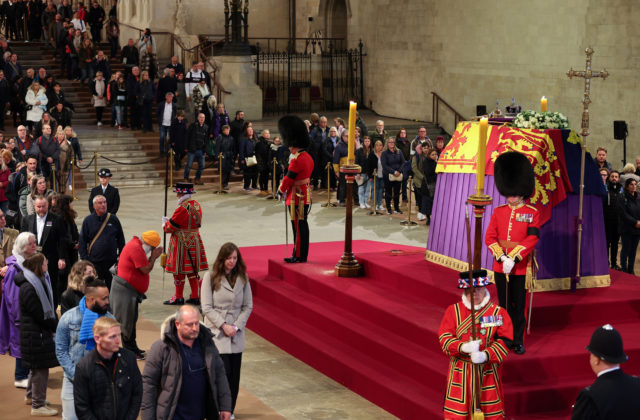 Rusko považuje rozhodnutie nepozvať ruských predstaviteľov na pohreb kráľovnej za nemorálne