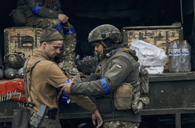 Rusi na Ukrajine ustupujú na chránenejšie pozície, Ukrajinci môžu získať späť aj celú Chersonskú oblasť