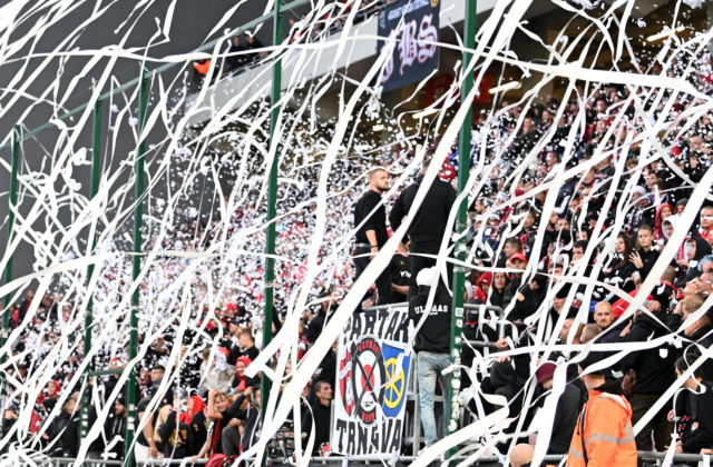 Fanúšik Slovana sa po derby s Trnavou vyhrážal policajtovi smrťou, skončil za mrežami
