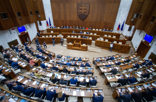 Schôdzu parlamentu sa na tretíkrát podarilo otvoriť, SaS neprešiel procedurálny návrh (naživo)