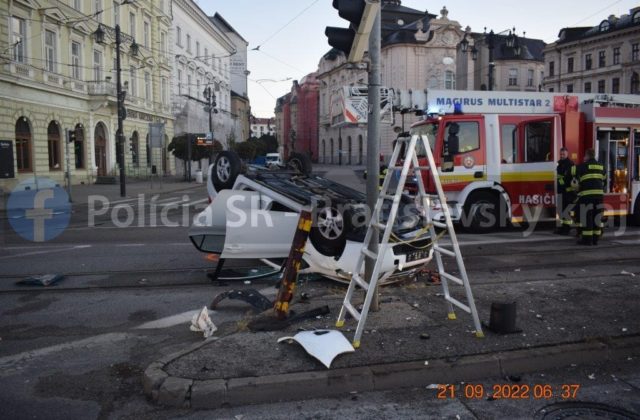 Opitý vodič skončil s autom na streche v električkovom koľajisku, do nemocnice museli ísť aj pasažieri (foto)