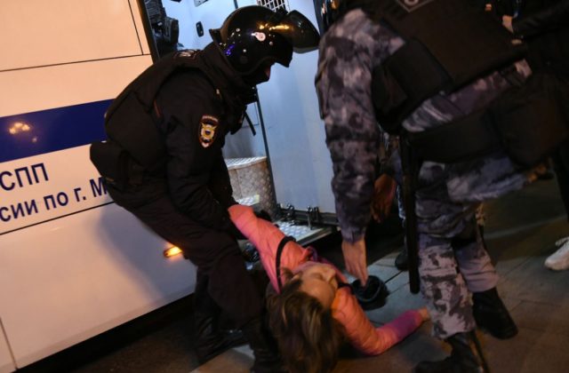 Rusi utekajúci pred mobilizáciou nedostanú Lotyšské víza, tvrdí tamojší minister zahraničia