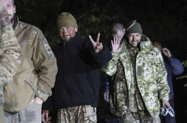 Ukrajinci si s Rusmi vymenili vojnových zajatcov, medzi nimi je aj stovka bývalých obrancov Azovstaľu (video)