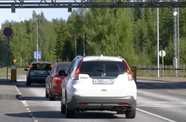 Na fínsko-ruskej hranici je rušno, mladí Rusi sa snažia uniknúť povolávaciemu rozkazu do armády