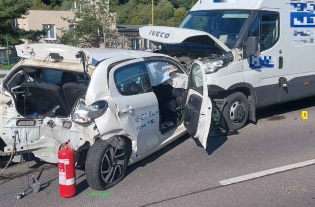 Okresom Prievidza otriasla tragická dopravná nehoda, vodič Peugeota neprežil čelnú zrážku
