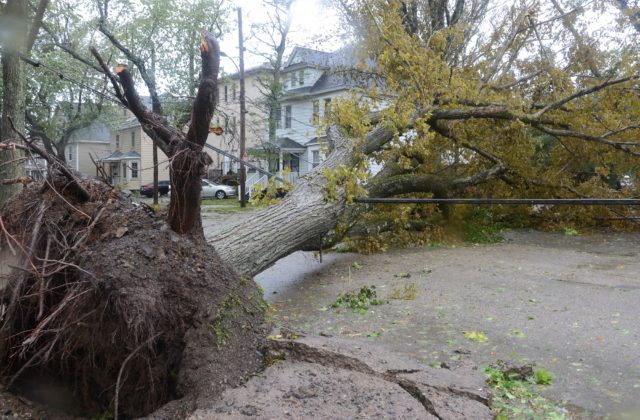 Post-tropická búrka Fiona prerušila na východnom pobreží Kanady dodávky elektriny pre vyše päťstotisíc zákazníkov