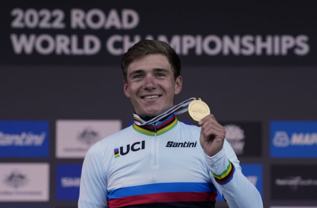 Belgičan Remco Evenepoel sa po sólovom úniku stal majstrom sveta v cyklistike, Peter Sagan skončil na 7. mieste