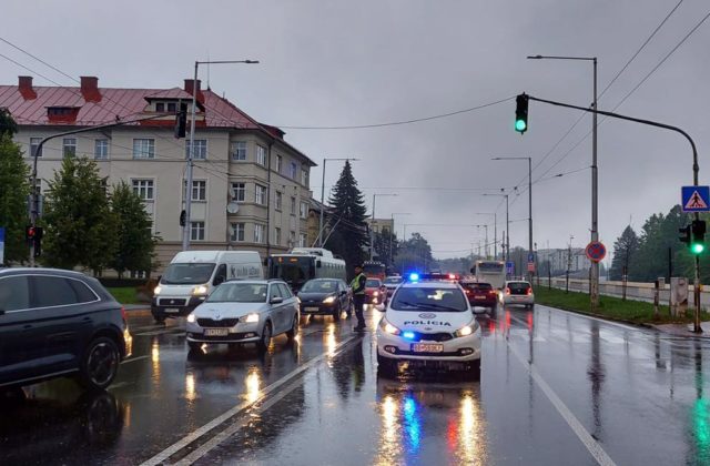 Starší muž neprežil zrážku s autom, na mieste zasahovali všetky záchranné zložky (foto)