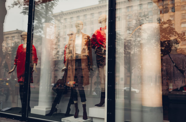 Slováci sa inflácie nezľakli a nové jesenné módne kúsky si doprajú aj tento rok. Viac o vplyve inflácie na naše nákupné správanie zistilo GLAMI vo svojom Fashion (Re)search