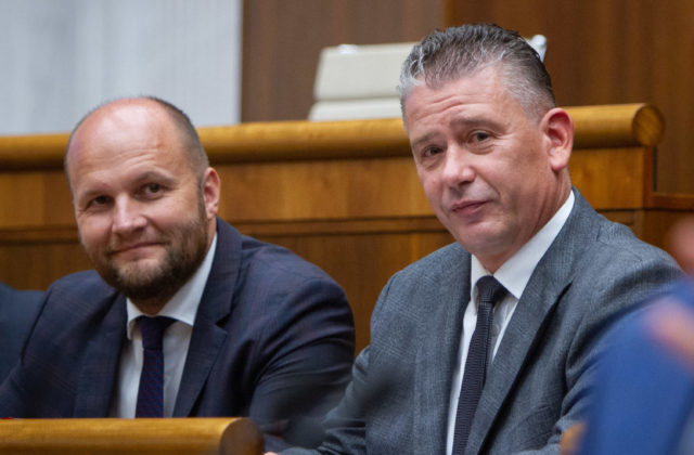 Naď tvrdí, že polícia nezlyhala. Dôležité je vraj chrániť vonkajšiu schengenskú hranicu, a nie tie medzi sebou