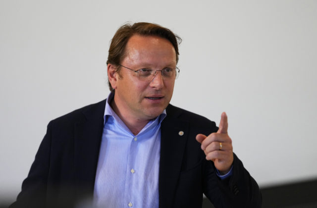 Ukrajina dostala 500 miliónov eur od Európskej únie, eurokomisár Várhelyi hovorí o najvyššom rešpekte ku krajine