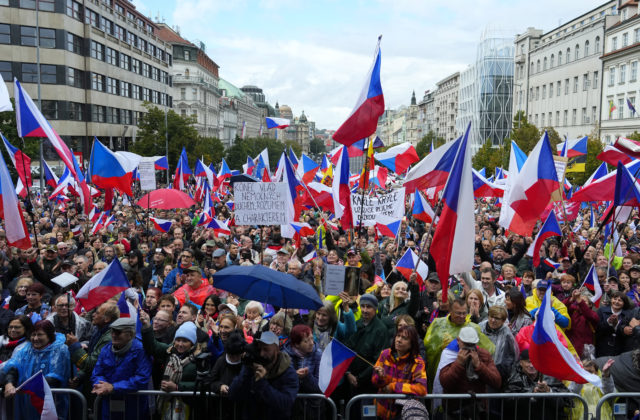 Tisíce ľudí na proteste v Prahe žiadali rezignáciu vlády. Odmietajú tiež členstvo v EÚ, NATO aj WHO