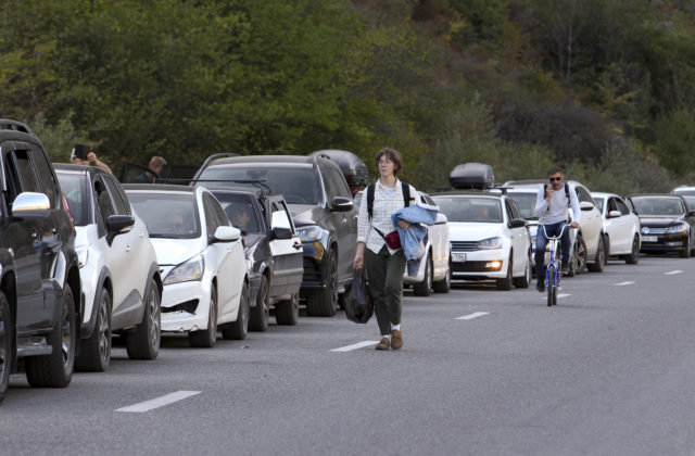 Mladí Rusi utekajú pred Putinovou mobilizáciou, úrady ich však na hraniciach odchytávajú aj s povolávacím rozkazom (video)