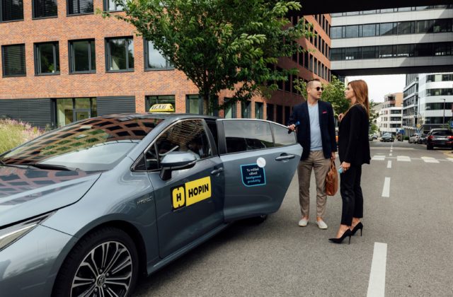 Bratislavčania milujú inovácie. Nové HOPIN IQOS FRIENDLY taxíky zviezli už svojho tisíceho zákazníka