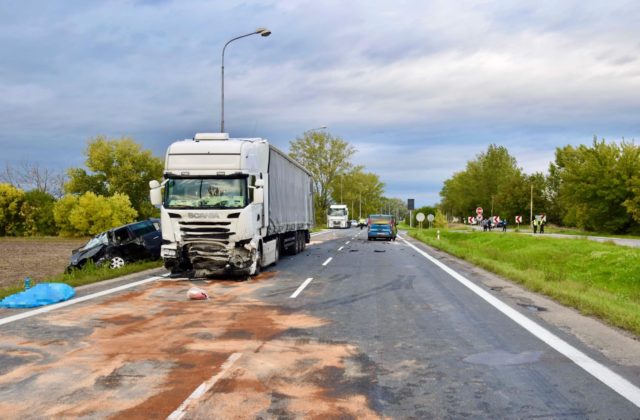 Tragická zrážka dvoch áut a nákladiaku si vyžiadala život mladého policajta (foto)