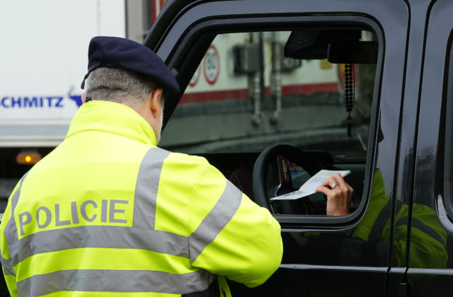 Českí colníci zaznamenali na hraniciach so Slovenskom takmer 400 prípadov nelegálnej migrácie