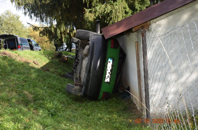 Auto skončilo prevrátené na boku a za volantom 12-ročný chlapec, ktorý tým ohrozil aj spolujazdca (foto)