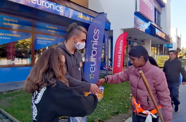 Dni nezábudiek prispejú na zachovanie prevádzky Linky dôvery. Využívajú ju tisíce ľudí v ťažkých životných situáciách