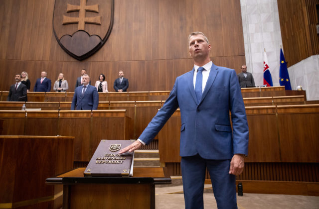V parlamente došlo k rošáde, vrátili sa štyria SaS-kári a sľub zložil keramikár z OĽaNO