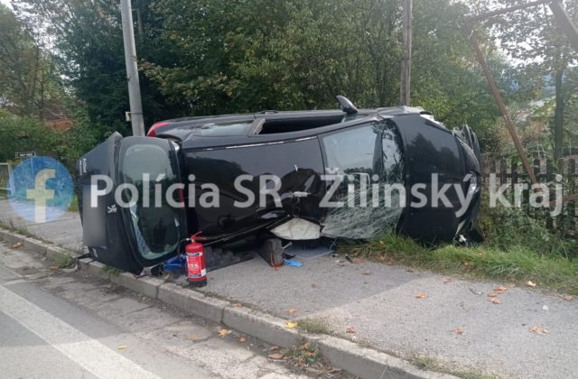 Opitý vodič v Čadci vyletel s autom na chodník, po ktorom šla matka s deťmi (foto)