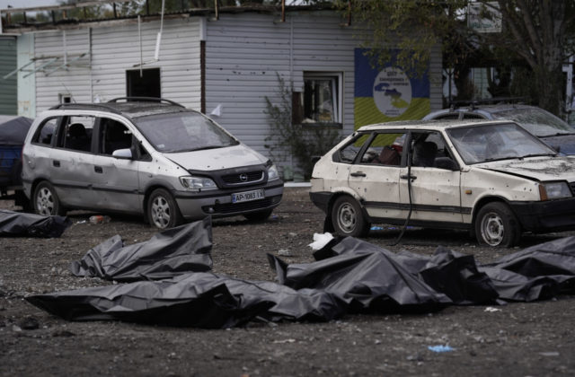 Rusi pokračovali v bombardovaní a zamerali sa na mesto Zaporižžia, útok si vyžiadal najmenej dve obete