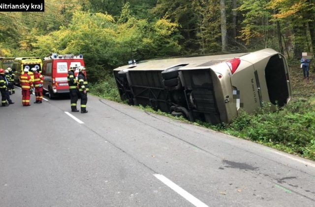 Pri Bohuniciach sa prevrátil autobus plný ľudí (foto)