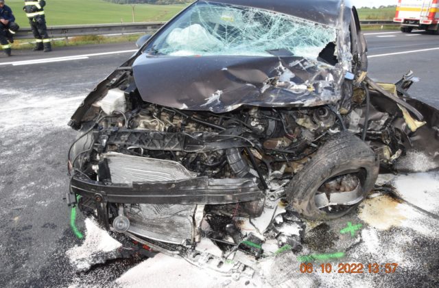 Medzi Krupinou a Dobrou Nivou sa čelne zrazil kamión s autom (foto)