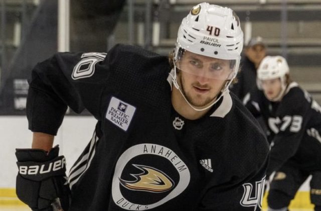 Regenda začne sezónu v drese Anaheimu Ducks, tréner vyzdvihol jeho talent a výkony
