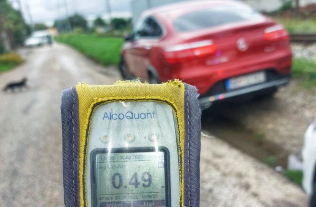 Opitých vodičov na slovenských cestách neubúda. Nitrianski policajti riešili muža, ktorý vypil pol litra vodky a sadol za volant