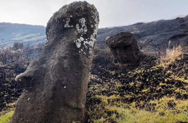 Známe sochy na Veľkonočnom ostrove zničil požiar, niektoré škody sú nenapraviteľné (video)