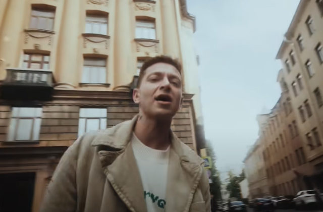 Rusko dalo na zoznam zahraničných agentov populárneho rapera, spisovateľa a bojovníčku za práva žien