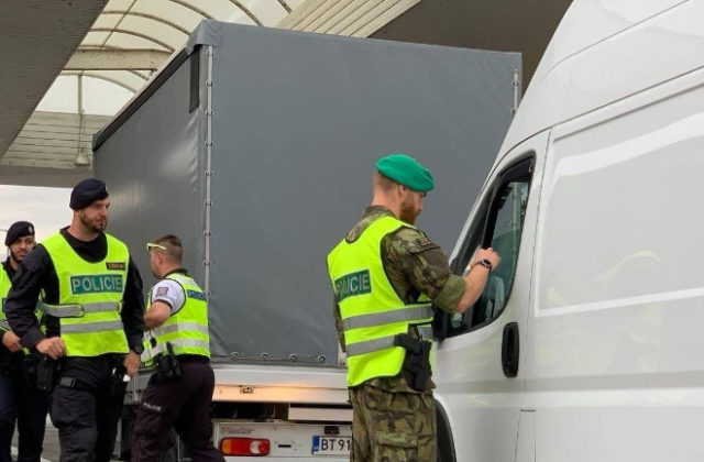 Česko nasadilo na hranici so Slovenskom vojakov, pomáhajú colníkom pri kontrolách