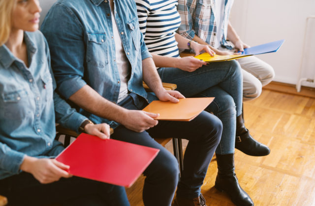 Miera nezamestnanosti vo Veľkej Británii počas júna až augusta klesla na takmer polstoročné minimum