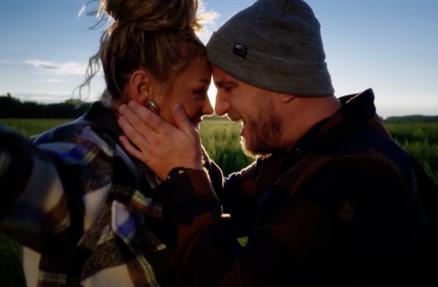 Lukáš Adamec videoklipom k piesni „Veď Vieš“ približuje, ako pracovať na dlhoročnej láske