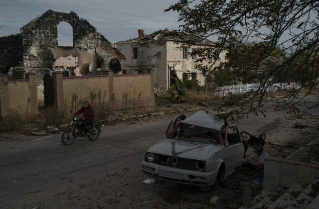 Rusi útočili raketami na západnú časť Ukrajiny, pokračovalo aj ostreľovanie naprieč celým územím