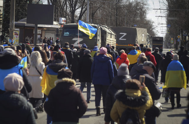 Rusko ponúka ubytovanie pre ľudí, ktorí sa evakuujú z Chersonskej oblasti. Má ísť však o nútené deportácie